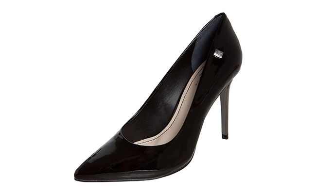 Scarpin Preto clássico Loucos e Santos por R$189,90 na <a href="http://www.dafiti.com.br/Scarpin-Loucos-e-Santos-Bico-Fino-Salto-Metalizado-Preto-1447827.html" target="blank_">Dafiti</a>