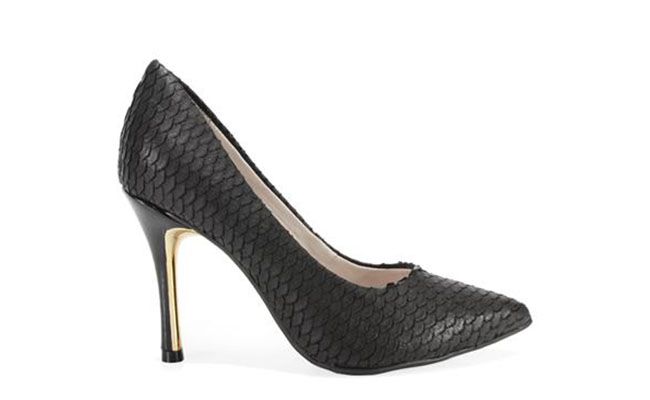 Scarpin Preto de couro trabalhado Bottero por R$149,99 na <a href="http://www.anita.com.br/produto/Scarpin-Bottero-PRETO-90707" target="blank_">Anita</a>