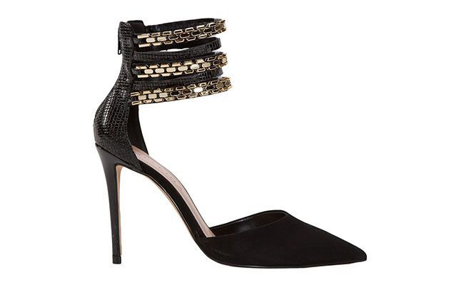 Scarpin Preto aberto e com tiras Mellina por R$188,30 na <a href="http://www.farfetch.com/br/shopping/women/mellina-sapato-preto-e-dourado-item-10690180.aspx" target="blank_">Farfetch</a>