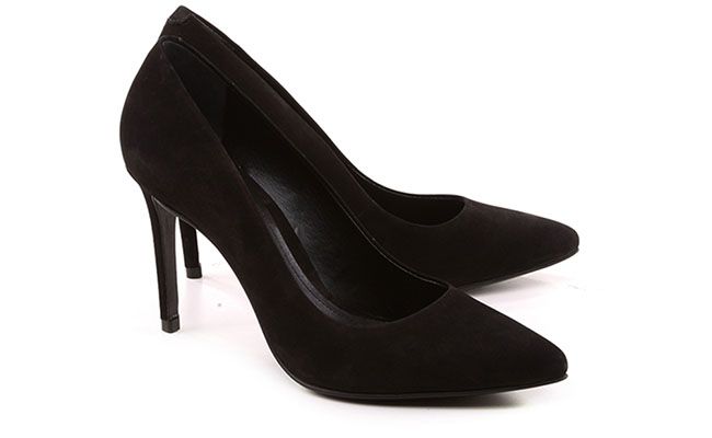 Scarpin Preto clássico de nobuk por R$300 na <a href="http://loja.schutz.com.br/scarpin-preto-9242.aspx/p" target="blank_">Schutz</a>