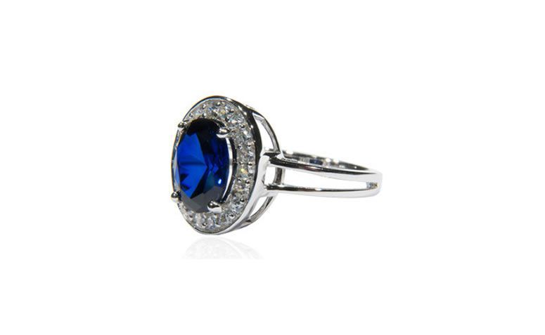 Anel Kate com spinel azul por R$269 na <a href="http://bit.ly/1dgEa5M" target="_blank">Marie Mancini</a>