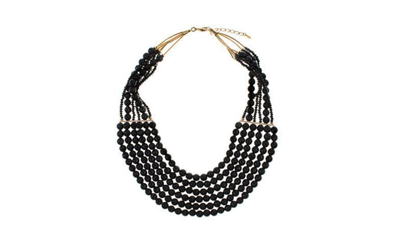 Maxi colar banhado a ouro com ônix por R$580,00 na <a href="http://www.vika.com.br/colar-semi-joia-11297.aspx/p" target="blank_">Vika</a>