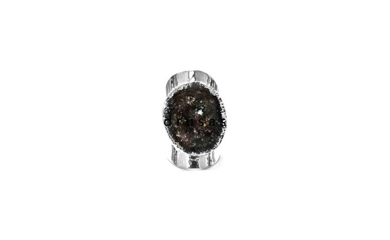 Anel ajustável folheado a prata por R$180,00 na <a href="http://www.pedragaia.com.br/pd-1e44c4-anel-cuff-drusa-ajutavel-prateado.html?ct=9b191&p=1&s=1" target="blank_">Pedra Gaia</a>
