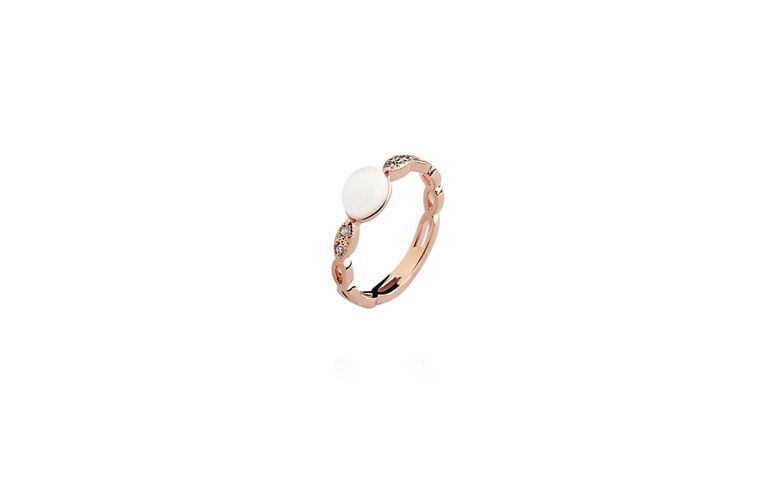 Anel com dolomita banhado a ouro por R$54,90 na <a href="http://www.toquedejoia.com/produto/01AR0160B15/anel-semijoia-ouro-rose-alianca-ondulada-dolomita" target="blank_">Toque de Joia</a>