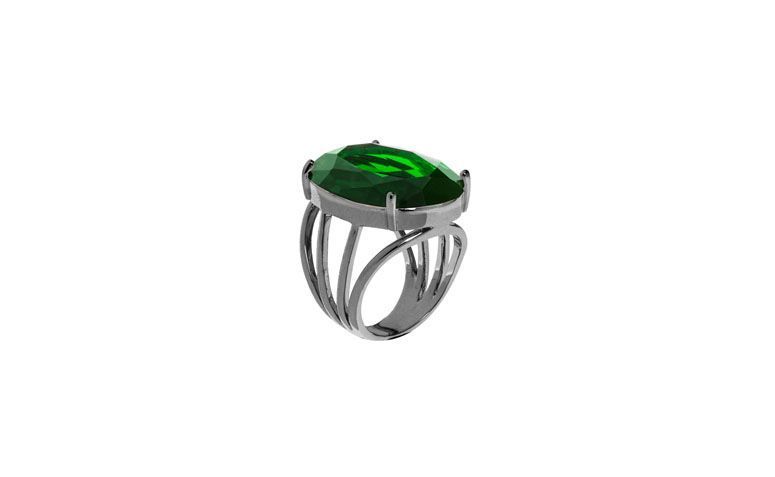 Anel com banho de ródio e pedra de cristal por R$165,00 na <a href="http://www.vika.com.br/anel-pedra-semi-joia-10522.aspx/p" target="blank_">Vika</a>