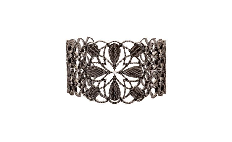 Bracelete com zircônias banhado a ródio por R$665,00 na <a href="http://www.vika.com.br/bracelete-cravejado-semi-joia-10815.aspx/p" target="blank_">Vika</a>