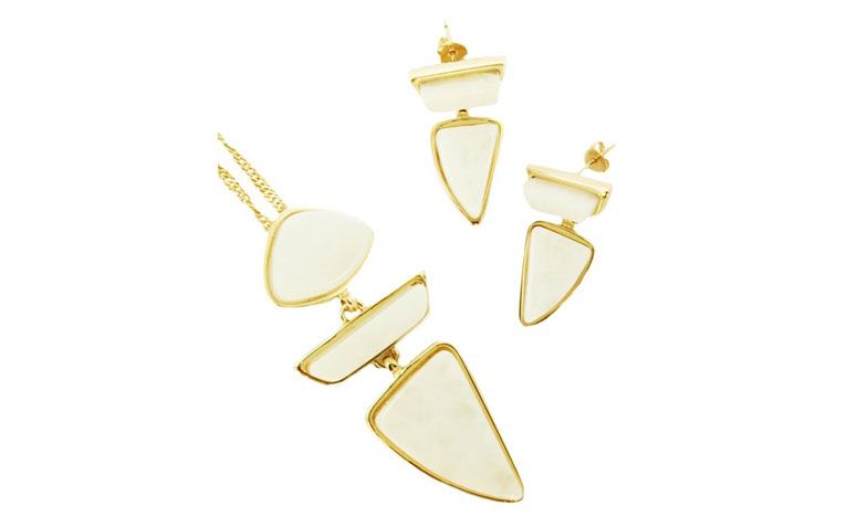 Conjunto colar e brincos folheado a ouro por R$199,90 na <a href="http://www.riverajoias.com.br/produto.php?produto=623-conjunto-colar-e-brincos-de-pedras-naturais-semi-joia" target="blank_">Rivera Joias</a>