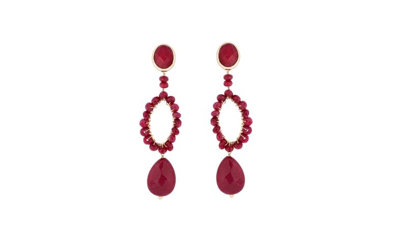 Brinco com pedras banhado a ouro por R$135,00 na <a href="http://www.vika.com.br/brinco-pedras-semi-joia-11151.aspx/p" target="blank_">Vika</a>