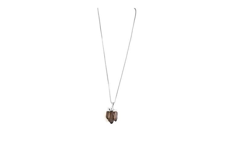 Corrente folheada a prata com pingente de quartzo por R$96,00 na <a href="http://www.pedragaia.com.br/pd-1d315b-quartzo-fume-corrente-50-cm-prateado.html?ct=9b18e&p=1&s=1" target="blank_">Pedra Gaia</a>