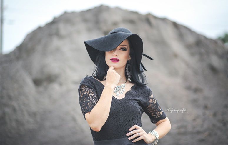 Foto: Reprodução / <a href="http://www.janasabrina.net/2015/03/look-com-macaquinho-e-chapeu-floppy/" target="_blank">Jana Sabrina</a>