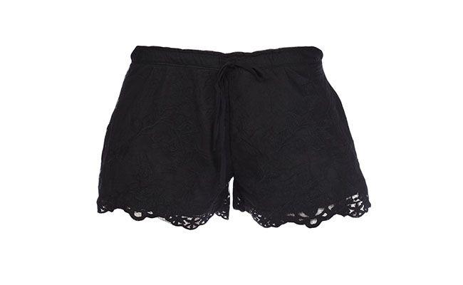 Short de renda preto por R$ 80,10 na <a href="http://www.glamour.com.br/short-cora-preto-190781/p" target="_blank">Glamour</a>