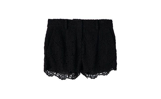 Short de renda preto Diane Von Furstenberg por R$ 855,00 na <a href=" http://www.farfetch.com/br/shopping/women/diane-von-furstenberg-naples-hippolyte-lace-shorts-item-10705185.aspx?storeid=9503&ffref=lp_2_" target="_blank">Farfetch</a>