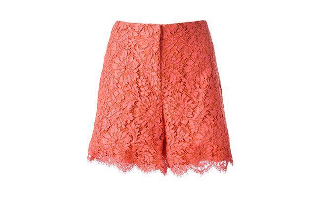 Short coral de renda Dolce e Gabbana por R$ 3.740,00 na <a hrefhttp://www.farfetch.com/br/shopping/women/dolce-gabbana-lace-shorts-item-10690581.aspx?ffref=pp_recom" target="_blank">Farfetch</a>