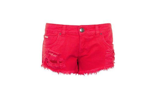 Short de sarja desfiado por R$169,90 na <a href="http://www.dafiti.com.br/Short-Sarja-Colcci-Tomboy-Reto-Vermelho-1491664.html
" target="_blank"> Dafiti</a>