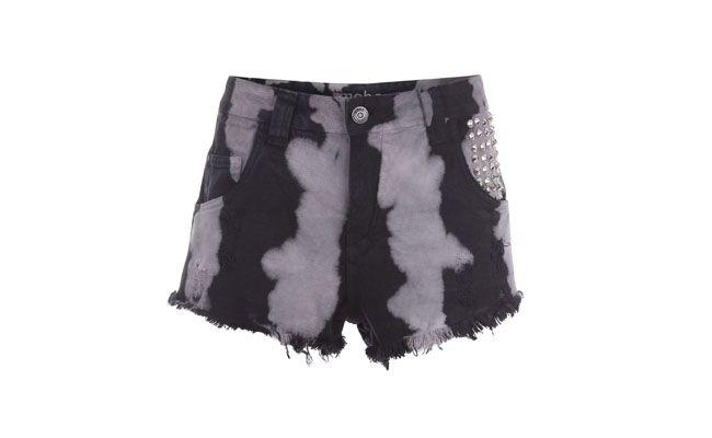 Short tie dye e com tachas por R$149,00 na <a href="http://www.shop2gether.com.br/shorts-tie-dye-c-taxas-espelho-de-bolso-mob.html" target="_blank"> Shop2gether</a>