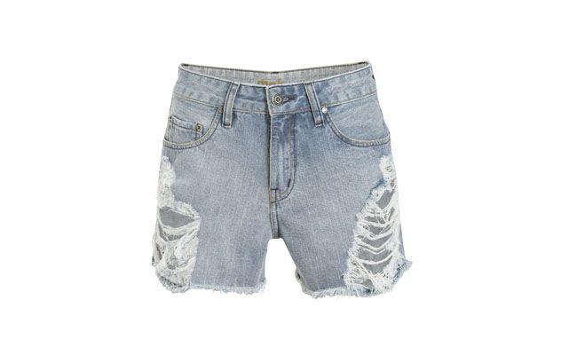 Short jeans com rasgos laterais por R$119,00 na <a href="http://www.shop2gether.com.br/shorts-jeans-com-rasgos-laterais-lf.html" target="_blank"> Shop2gether</a>