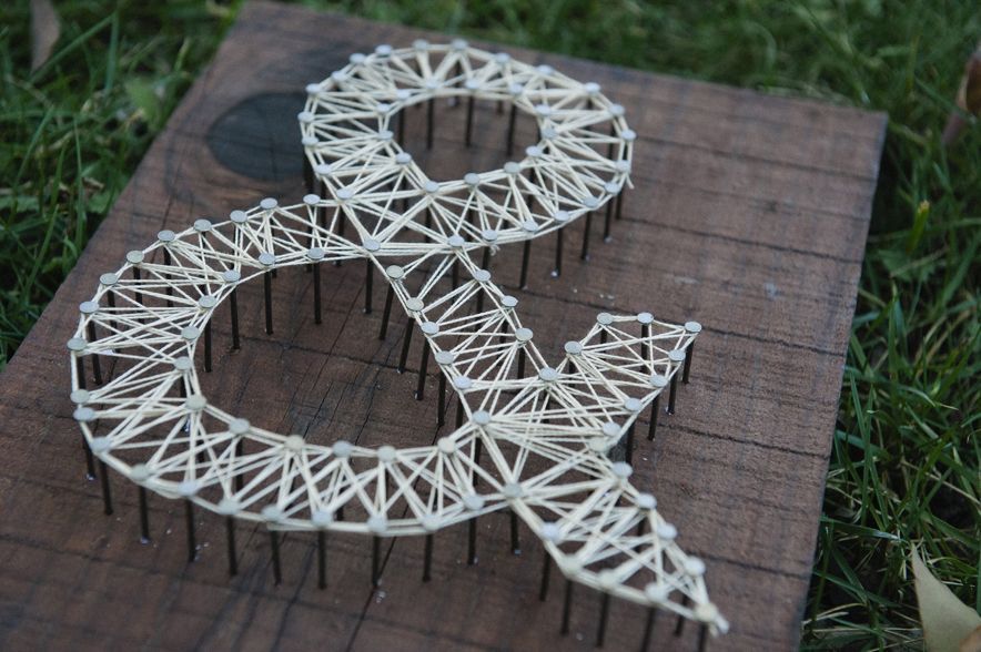 Foto: Reprodução / <a href="http://www.elliekoleenphotography.com/blog/2013/3/6/vintage-ampersand-string-art-diy.html" target="_blank">Ellie Koleen Photography</a>