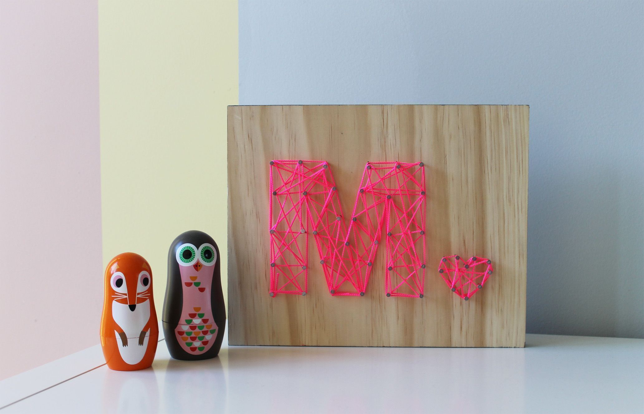 Foto: Reprodução / <a href="http://muskaelvis.com/2013/08/16/diy-easy-string-art/" target="_blank">Muska e Elvis</a>