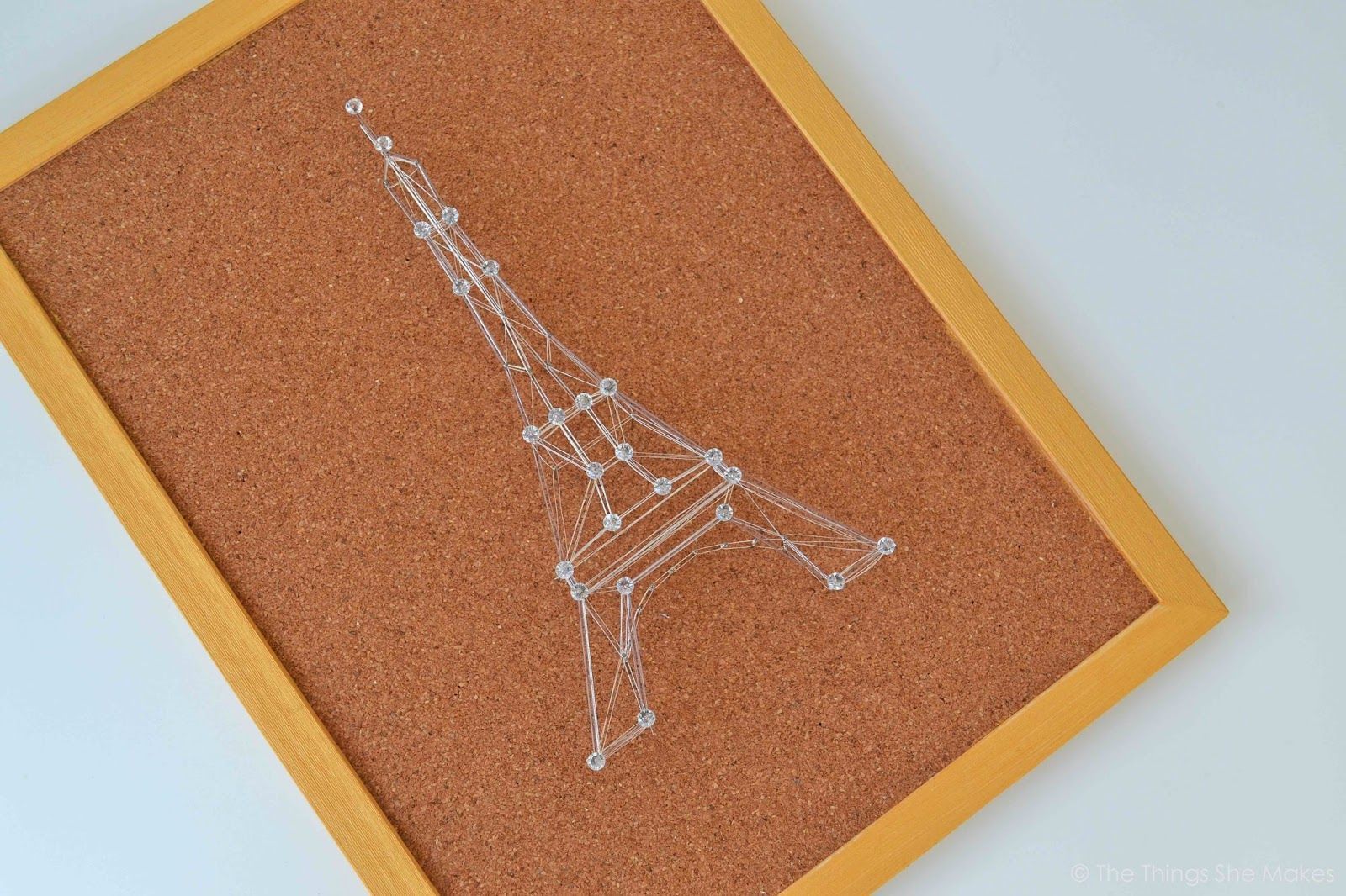 Foto: Reprodução / <a href=" http://thethingsshemakes.blogspot.co.uk/2014/03/pin-and-thread-eiffel-tower.html" target="_blank">The things she makes</a>