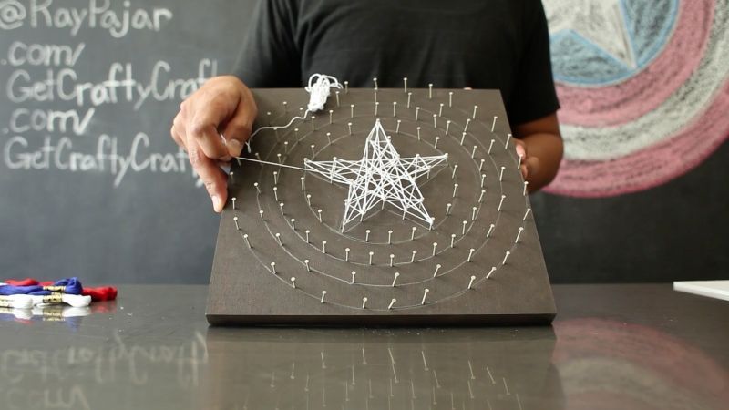 Foto: Reprodução / <a href="http://www.getcraftycrafty.com/diy-captain-america-string-art/" target="_blank">Get crafty crafty</a>
