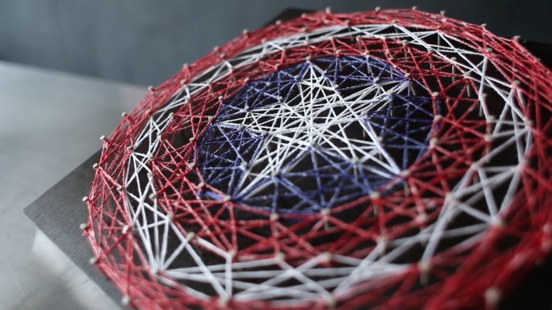 Foto: Reprodução / <a href="http://www.getcraftycrafty.com/diy-captain-america-string-art/" target="_blank">Get crafty crafty</a>
