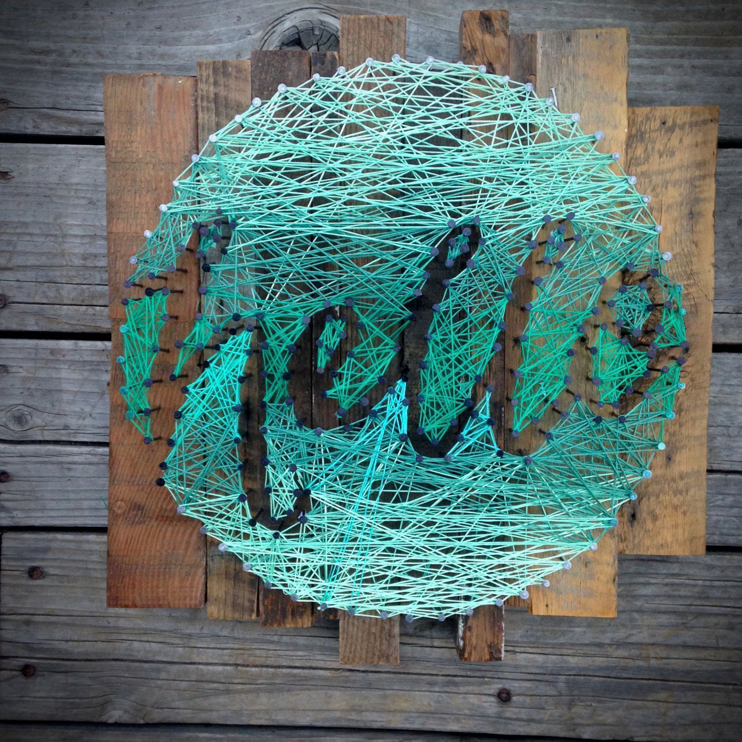 Foto: Reprodução / <a href="https://www.etsy.com/listing/206062704/hello-string-art-typography-in-a-circle" target="_blank"> Etsy </a>