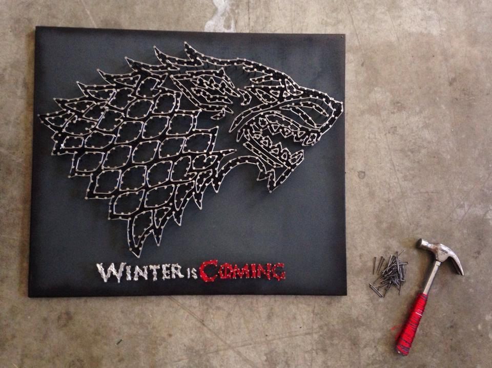 Foto: Reprodução / <a href="https://www.etsy.com/pt/listing/201953677/game-of-thrones-house-stark-sigil-winter?ref=related-3" target="_blank"> Etsy </a>