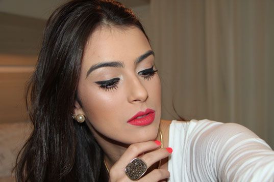 Foto: Reprodução / <a href="http://www.fhits.com.br/maquiagem-completa-com-boca-vermelha" target="_blank">Mariana Saad</a>