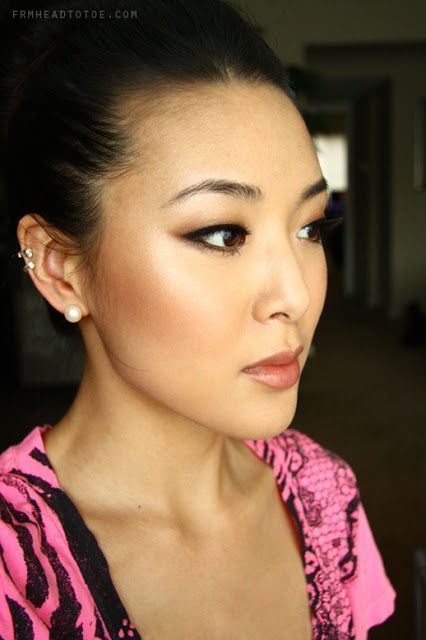 Foto: Reprodução / <a href="http://www.frmheadtotoe.com/2012/04/how-to-apply-blush-highlighter.html" target="_blank">From Head to Toe</a>