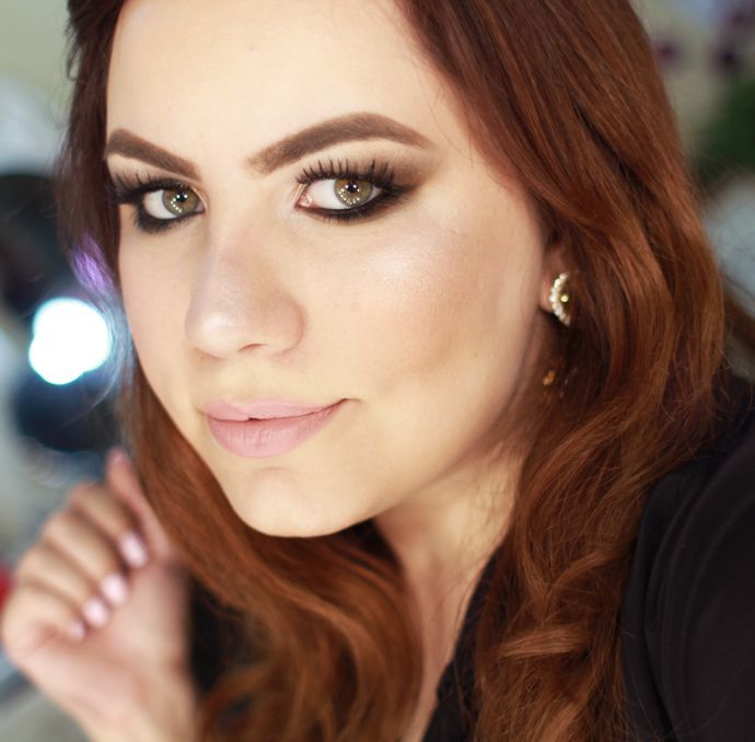 Foto: Reprodução / <a href="http://www.pausaparafeminices.com/tutorial-make/tutorial-maquiagem-de-pele-contorno-e-iluminador-e-olhos-com-palette-divina-da-eudora/" target="_blank">Pausa para Feminices</a>