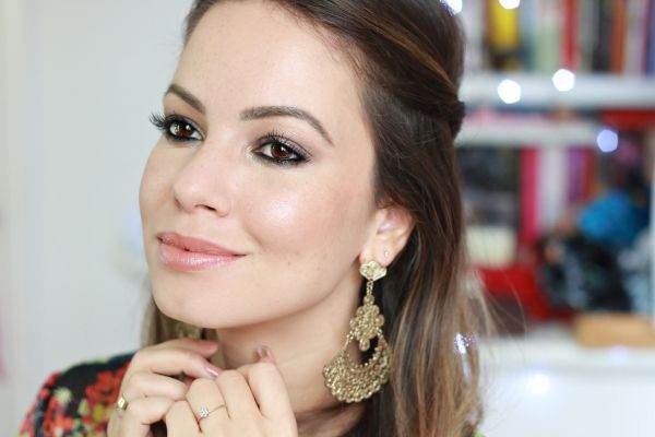 Foto: Reprodução / <a href="http://www.julianagoes.com.br/post/maquiagem-neutra-e-iluminada-inspiracao-boho/438" target="_blank">Juliana Góes</a>