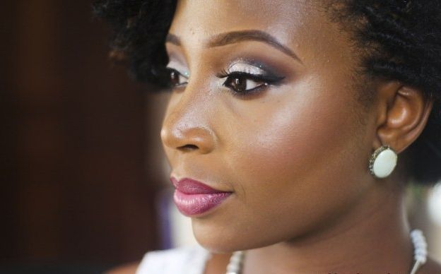 Foto: Reprodução / <a href="https://tonitheartist.wordpress.com/2015/07/04/the-glitter-bride-bridal-inspired-makeup-tutorial/" target="_blank">Toni The Artist</a>