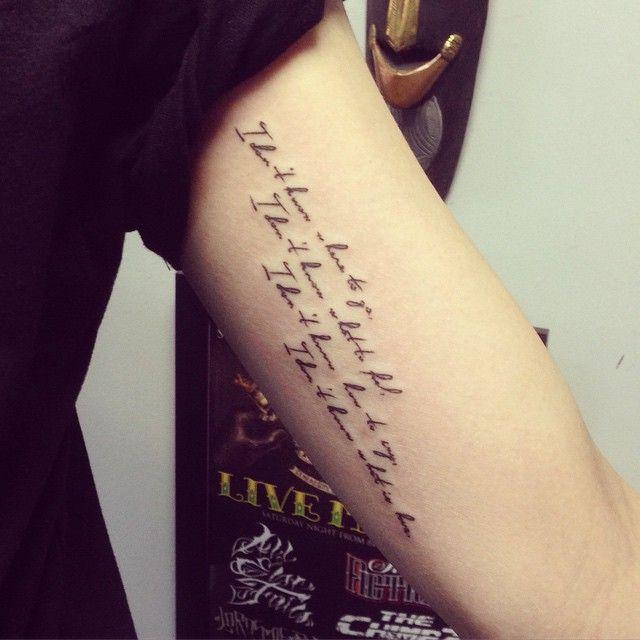 Tatuagens escritas trechos e frases para inspirar sua