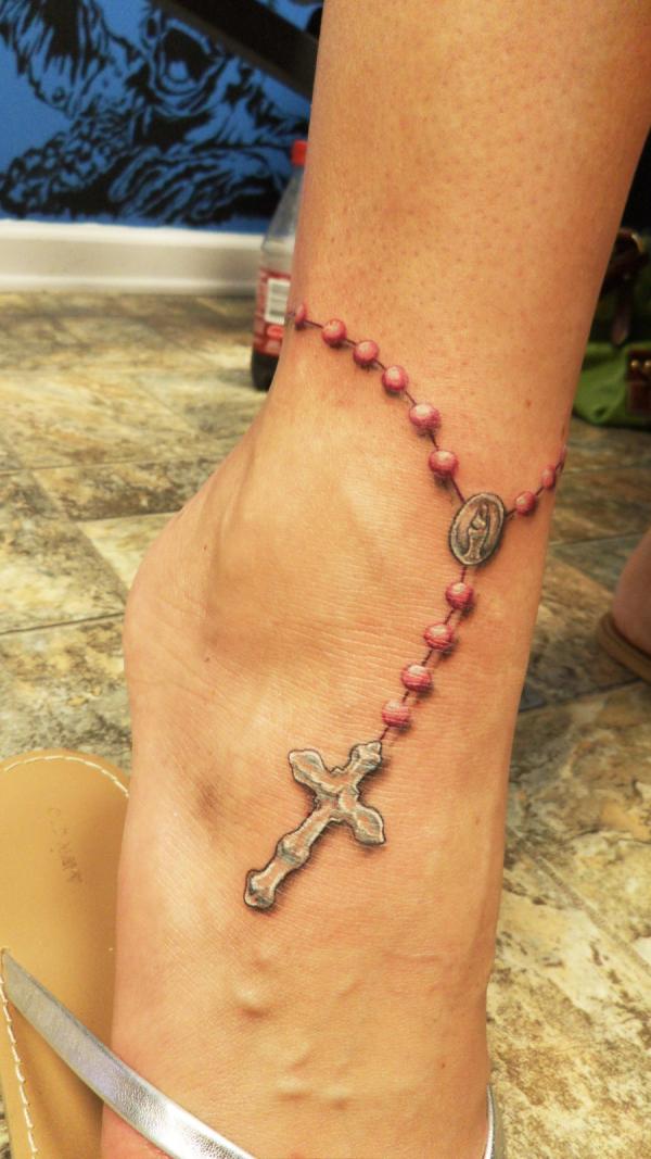 Foto: Reprodução / <a href="http://slodive.com/inspiration/rosary-tattoos/" target="_blank">Slodive</a>