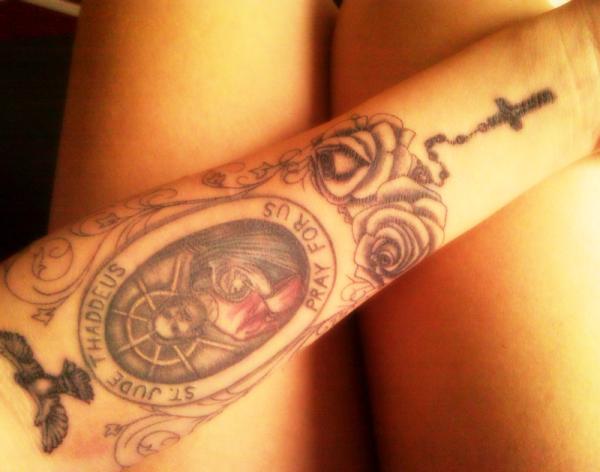 Foto: Reprodução / <a href="http://slodive.com/inspiration/rosary-tattoos/" target="_blank">Slodive</a>