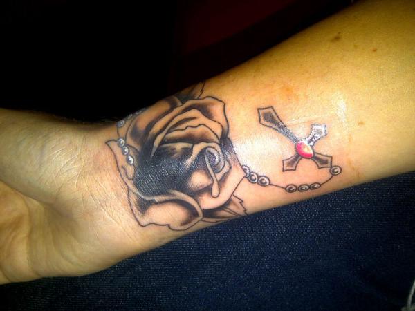 Foto: Reprodução / <a href="http://slodive.com/inspiration/rosary-tattoos/" target="_blank">Slodive</a>