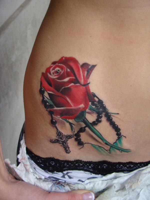 Foto: Reprodução / <a href="http://slodive.com/inspiration/rosary-tattoos/" target="_blank">Slodive</a>