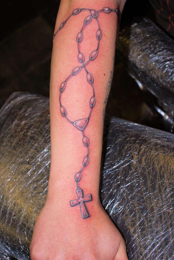 Foto: Reprodução / <a href="http://slodive.com/inspiration/rosary-tattoos/" target="_blank">Slodive</a>
