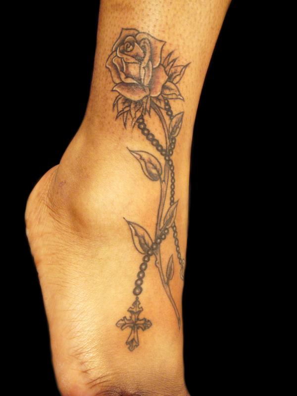 Foto: Reprodução / <a href="http://slodive.com/inspiration/rosary-tattoos/" target="_blank">Slodive</a>