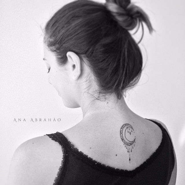Featured image of post Tatuagem Na Nuca Feminina Lua Tamb m representa o nascimento e a regenera o por isso se achar que precisa de um novo come o este o motivo