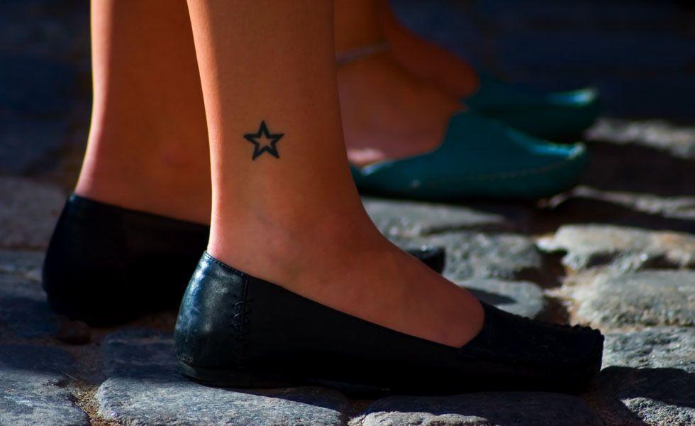 A estrela é também um símbolo delicado e comum entre as tatuagens femininas. O tornozelo é um exemplo de lugar para tatuar com estrelinhas. Sequência de 3 estrelas de diferentes cores também é uma ideia legal de tatuagem delicada.