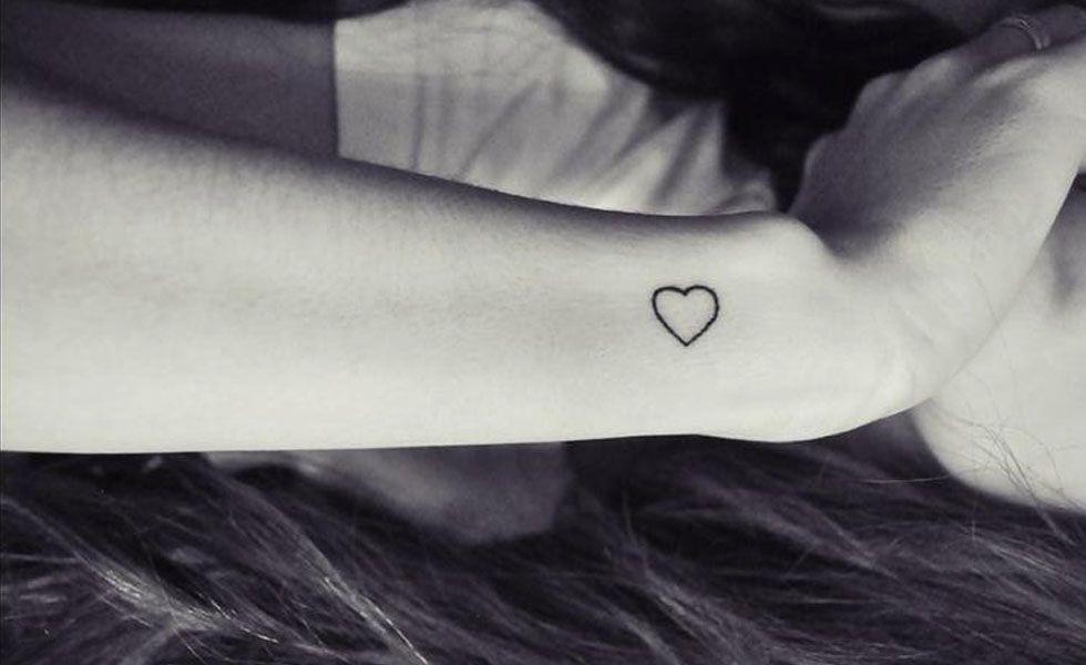 O coração é um dos símbolos mais tatuados entre as mulheres. Você pode escolher o braço para tatuar um coração, por exemplo. E o desenho fica delicado e meigo. Outra sugestão é tatuar as iniciais de algém que você ama dentro do coração - como seus pais ou o seu filho.