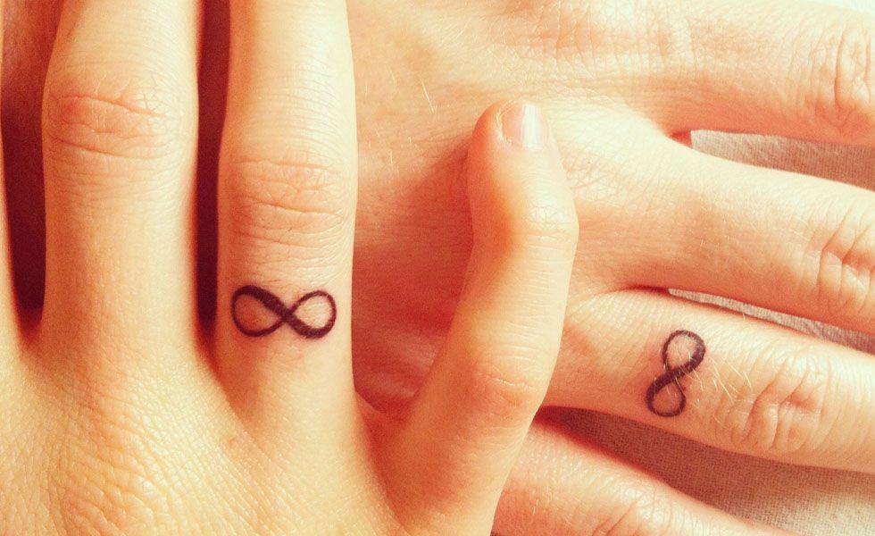 Outra ideia de tatuagem feminina delicada é o simbolo do inifinito. Ele pode ser tatuado na falange, entre os dedos ou até mesmo no pulso.