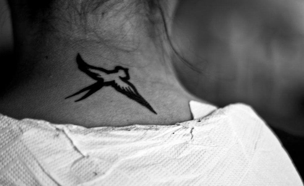 O pássaro significa liberdade. Aposte em desenhos sombreados para dar movimento ao desenho. Tatuar um grupo de pássaros voando, em vez de um só, também é uma opção.