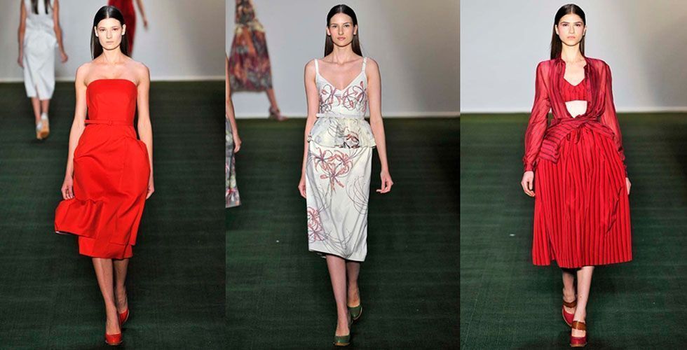 O ponto alto do desfile de Alexandre Herchcovitch foram os volumes ousados nos vestidos e camisões e também nos modelos <a href="http://www.dicasdemulher.com.br/saia-peplum-e-tendencia/'>peplum</a>. Outro destaque foi a tendência monocromática no vermelho, no cinza e no branco, à qual muitas fashionistas já aderiram. Além disso, Herchcovith apostou também em estampas suaves e até mesmo em listras para o próximo inverno.