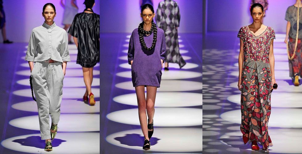 <p>Ronaldo Fraga apresentou uma modelagem mais solta e trabalhou com um mix de tecidos como o náilon, o shantug, veludo cotelê, seda e um tricô leve. A inspiração do estilista para a coleção foi o trabalho do artista mineiro Paulo Marques de Oliveira. Os conjuntinhos e o shape mais soltinho já visto no verão permanecem para a próxima temporada.</p>