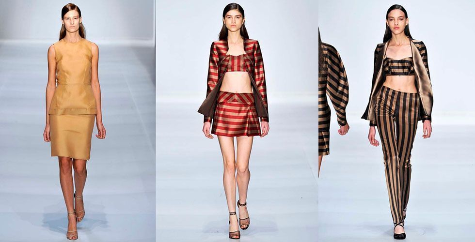Seus modelos apresentados tinham modelagem ampla em formas simples. Sua coleção contou com um toque de brilho suave e também maxi-listras. Em seu desfile, os looks monocromáticos se confirmam como uma forte tendência da temporada.