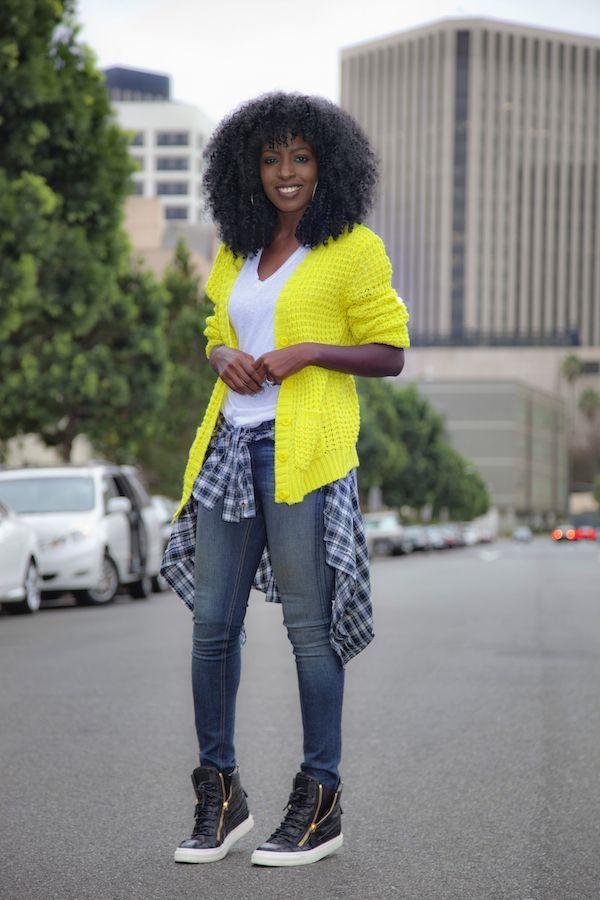 Foto: Reprodução / <a href="http://stylepantry.com/2014/11/03/neon-cardi-v-neck-tee-distressed-jeans/" target="_blank">Style Pantry</a>