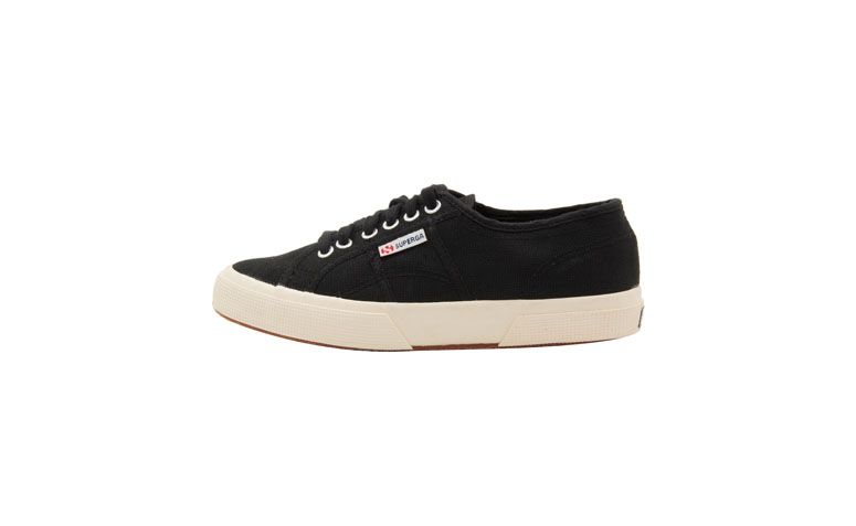 Tênis Superga por R$249 na <a href="http://www.oqvestir.com.br/tenis-superga-cotu-classico---preto-62214.aspx/p" target="blank_">Oqvestir</a>