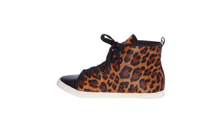 Tênis Schutz por R$350 na <a href="http://www.oqvestir.com.br/tenis-schutz-animal-print-56304.aspx/p" target="blank_">Oqvestir</a>